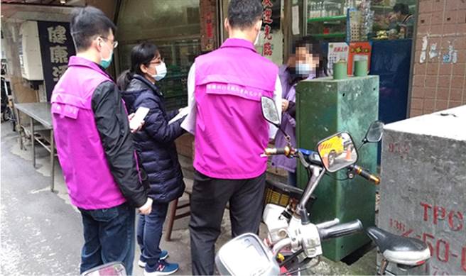 法务部行政执行署新北分署今（28）日兵分五路执行辖区内防疫裁罚及相关案件，共计徵得11万8000元。（新北分署提供／李俊淇新北传真）