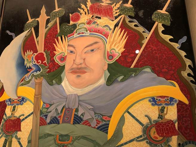 临摹復原的琼林家庙的门神彩绘，表现独特的技法与美学风格。（李金生摄）