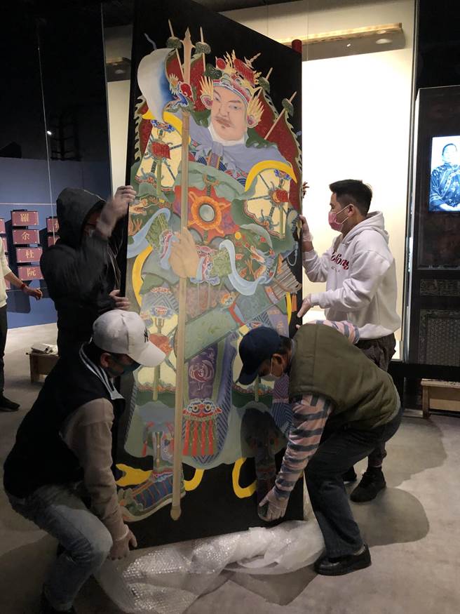 2对新门神今（28）日海运抵金门，下午进驻歷史民俗博物馆。（李金生摄）