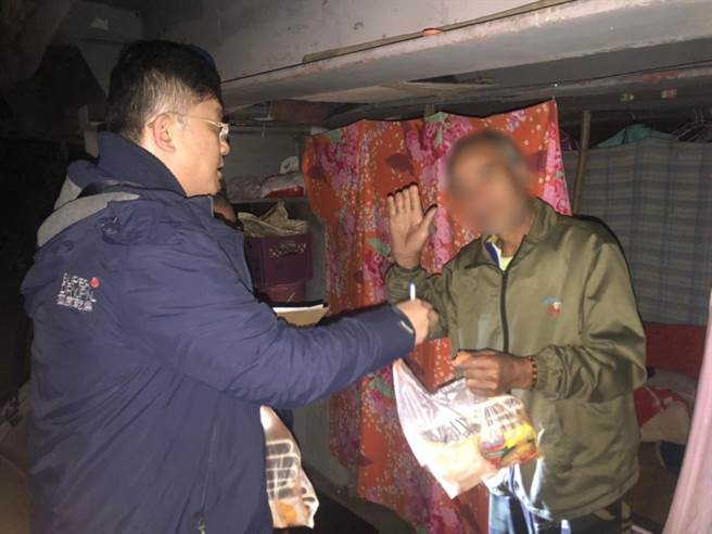 新北市区公所社工送餐慰问独居长者并提醒防寒保健资讯。（消防局提供）