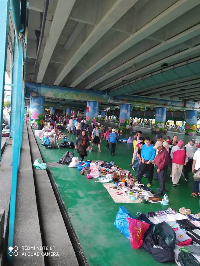 新北市永和區福和橋下攤販聚集，永和警分局會同相關單位共同取締。（永和警分局提供）