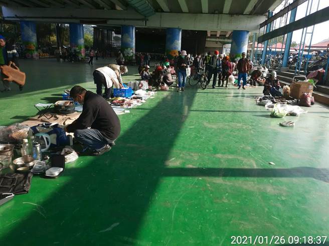 新北市永和區福和橋下攤販聚集，永和警分局會同相關單位共同取締。（永和警分局提供）