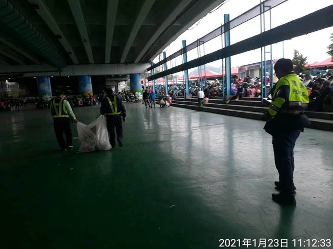 新北市永和區福和橋下攤販聚集，永和警分局會同相關單位共同取締。（永和警分局提供）