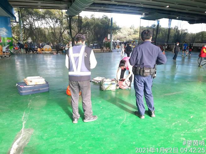 新北市永和區福和橋下攤販聚集，永和警分局會同相關單位共同取締。（永和警分局提供）