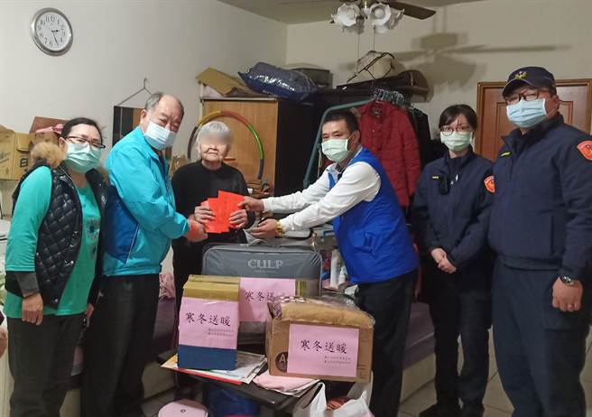 岁末寒冬，新年将至，龟山警分局坪顶派出所所长陈均百与坪顶所警友站站长陈文昌邀集地方善心人士募集爱心物资，28日上午带着慰问金、爱心物资等物品，关怀社区边缘家庭。（警方提供／赖佑维桃园传真）
