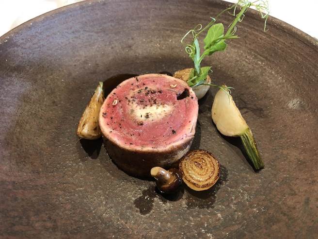 「鸟取和牛肉卷」从中心而外分别为鸡肉蘑菇幕斯、和牛臀肉心与和牛三角肉。（黄采薇摄）