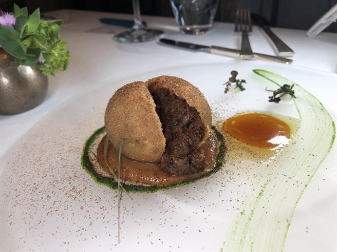「鸟取和牛可乐球」，结合法国传统佳肴可乐球与红酒炖牛肉。（黄采薇摄）