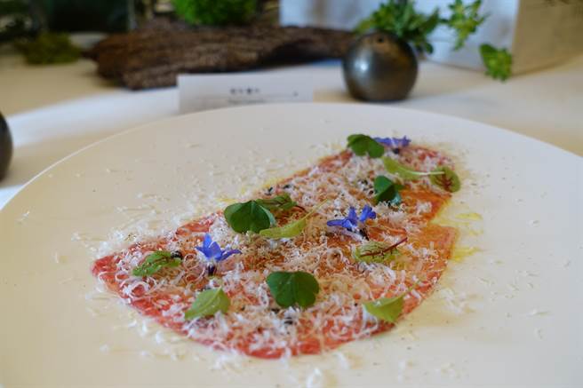 前菜「鸟取和牛薄片」，以生牛肉料理Carpaccio为概念，展现鸟取和牛完美霜降比例。（黄采薇摄）