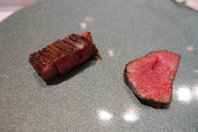 「鸟取和牛肋眼、黑蒜泥、红酒酱汁」。（黄采薇摄）