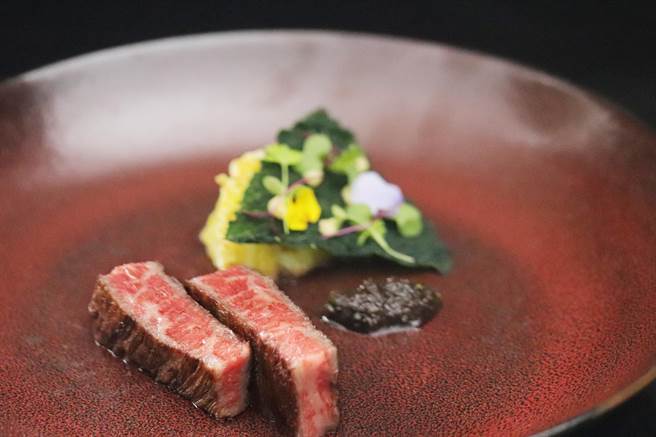 「鸟取和牛肋眼。黑蒜泥。红酒酱汁」搭衬东方美人更显和牛鲜甜。（台北亚都丽致大饭店提供）