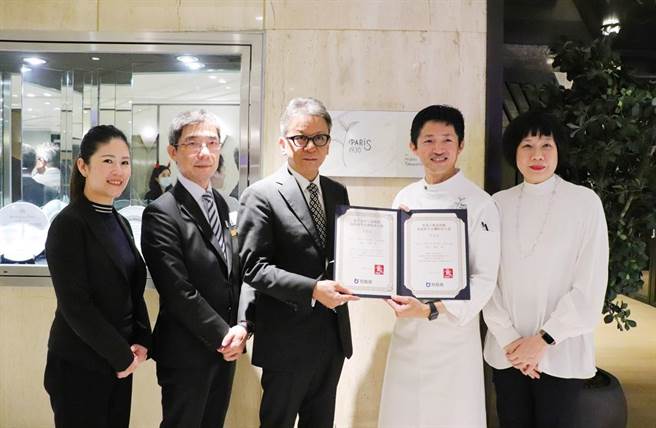 （右2）主厨高山英纪与日本台湾交流协会台北事务所副代表（右3）横地晃合影。（台北亚都丽致大饭店提供）