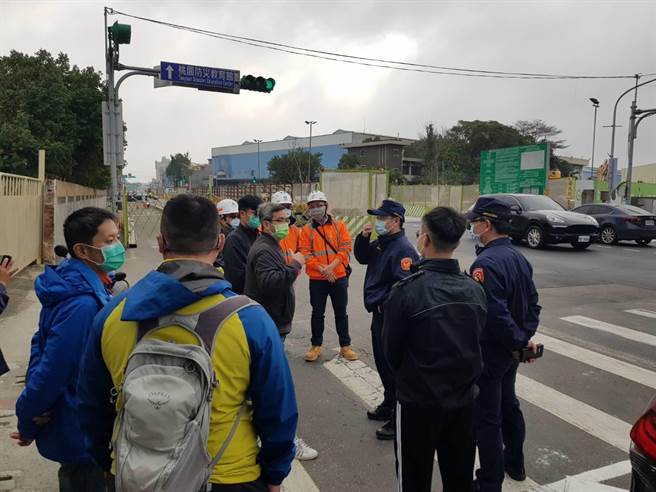 为因应春节期间年节返乡、出游车潮，桃园市八德警分局提前于本月(15)及(26)号等两日会同桃园市交通局、捷运局、区公所、辖内里长等，办理交通疏导工程改善会勘。（警方提供／赖佑维桃园传真）