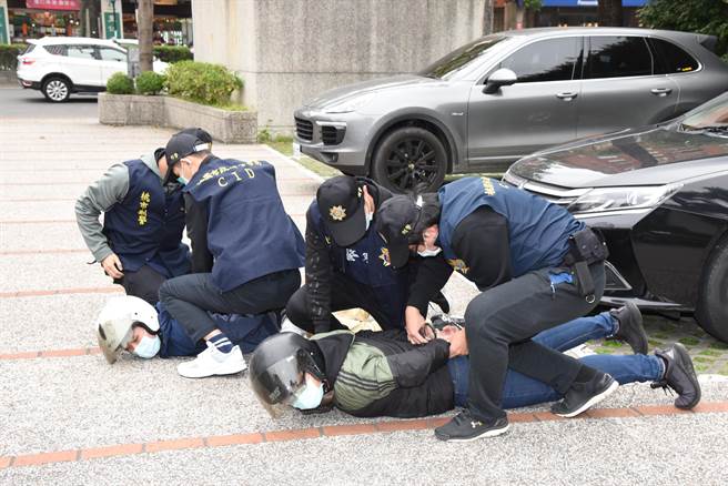 桃园警察分局为确保新年假期治安平稳，有效遏止强盗、抢夺等重大刑案发生，举办防抢演练。（警方提供／赖佑维桃园传真）