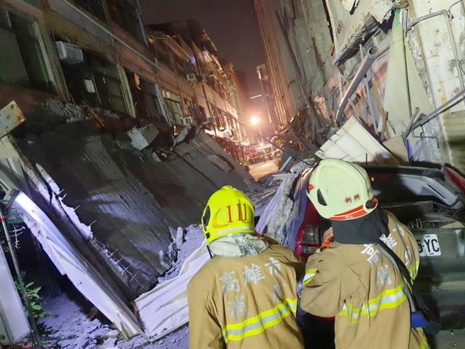 高市新興區一棟屋齡逾50年老屋，28日在地震過後外墻坍塌，所幸無人受困。（袁庭堯攝）