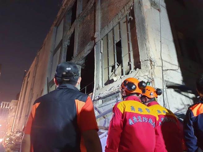 高市新興區一棟屋齡逾50年老屋，28日在地震過後外墻坍塌，所幸無人受困。（袁庭堯攝）