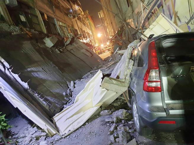 高市新興區一棟屋齡逾50年老屋，28日在地震過後外墻坍塌，所幸無人受困。（袁庭堯攝）