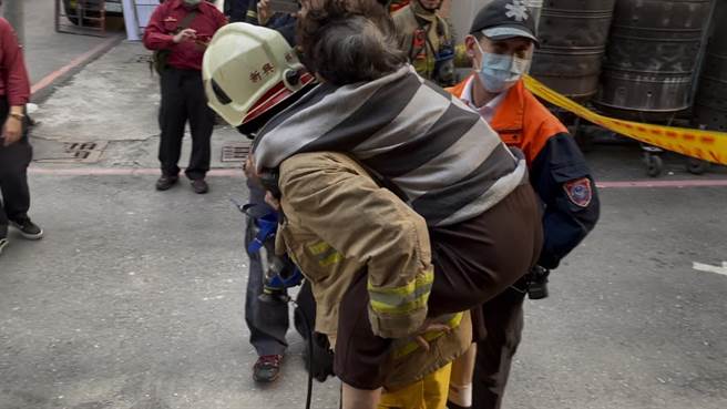 高市新興區一棟屋齡逾50年老屋，28日在地震過後外墻坍塌，警消警及疏散鄰近民宅住戶。（新興警分局提供／柯宗緯高雄傳真）