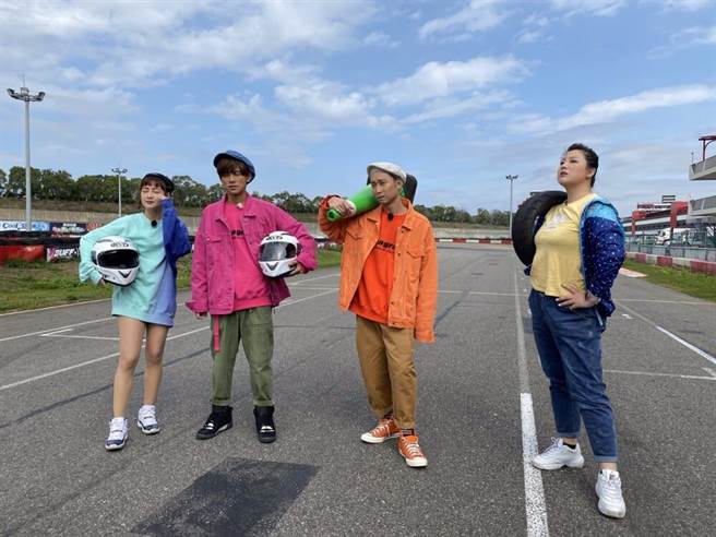 篮篮（左起）、阿翔、浩子、郭婷筠摆出帅气姿势。（民视提供）