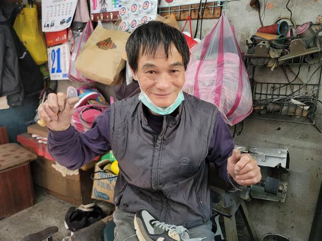 67岁聋哑鞋匠赖文峰，在石牌地区服务40年，修超过上万双鞋。 (照片/游定刚 拍摄)