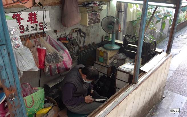 石牌实践街上的「无声修鞋栈」，外观简陋、老旧。 (照片/游定刚 拍摄)