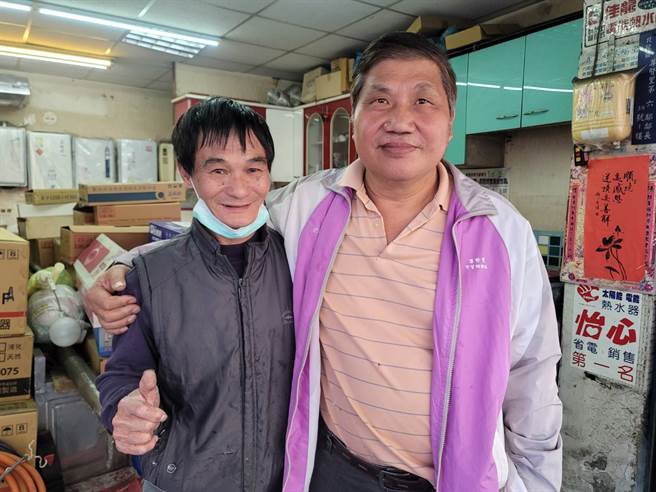 鞋匠赖老板与水电行老板相识40年，有着家人般的深厚情感。(照片/游定刚 拍摄)