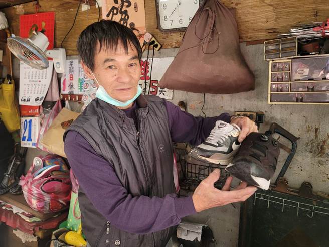 鞋匠赖文峰拥有精湛修鞋技术，在地人狂讚。(照片/游定刚 拍摄)