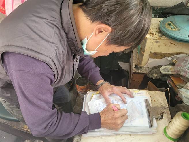 赖老板透过手写字与客人进行沟通，成了店内最大招牌特色。(照片/游定刚 拍摄)