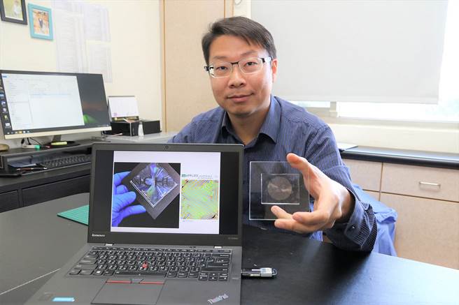 中興大學材料系助理教授薛涵宇，從靈長類指紋中得到靈感，開發出新穎的濕式釋放誘導皺褶生成技術。（興大提供／林欣儀台中傳真）