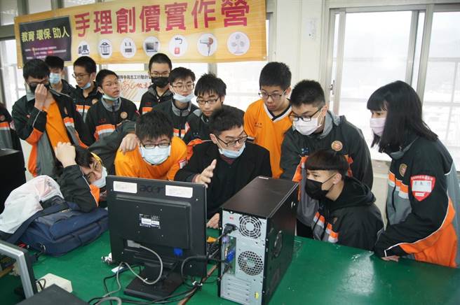 瑞工學生營隊 檢修家電造福社會。（瑞工提供／吳康瑋台北傳真）