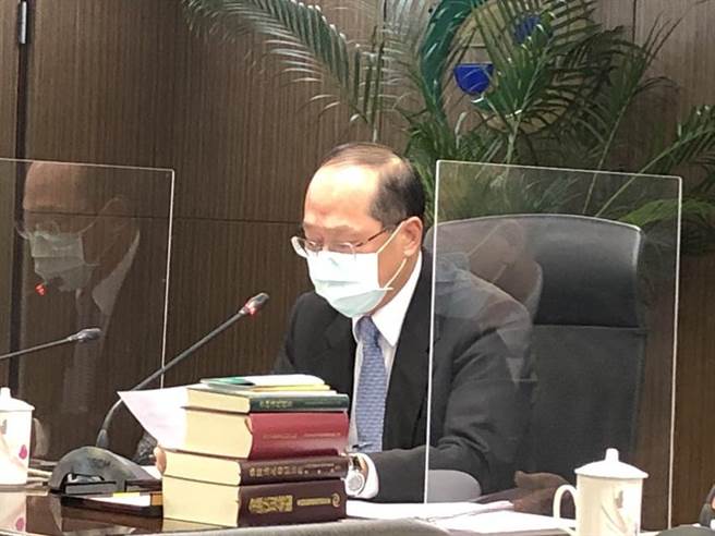 金管会带头加强防疫，不只延后原订28日的新春记者会，还加装防疫隔板，图为银行局副局长林志吉。（图／魏乔怡）