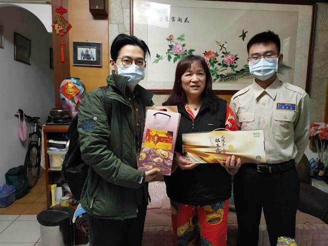 农历春节将近，为照顾伤病退伍军人，新北市中和区副区长薛景忠于今（28日）前往区内伤病退伍军人府上探视。（中和区公所提供）