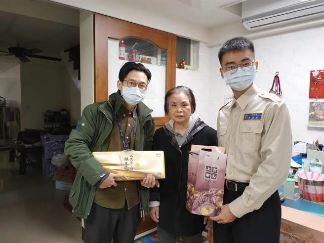 农历春节将近，为照顾伤病退伍军人，新北市中和区副区长薛景忠于今（28日）前往区内伤病退伍军人府上探视。（中和区公所提供）