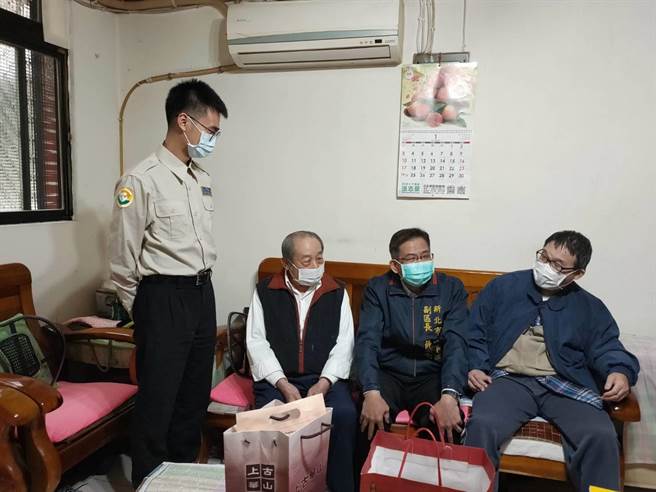农历春节将近，为照顾伤病退伍军人，新北市中和区副区长薛景忠于今（28日）前往区内伤病退伍军人府上探视。（中和区公所提供）