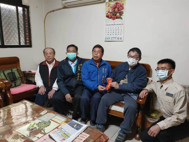 农历春节将近，为照顾伤病退伍军人，新北市中和区副区长薛景忠于今（28日）前往区内伤病退伍军人府上探视。（中和区公所提供）