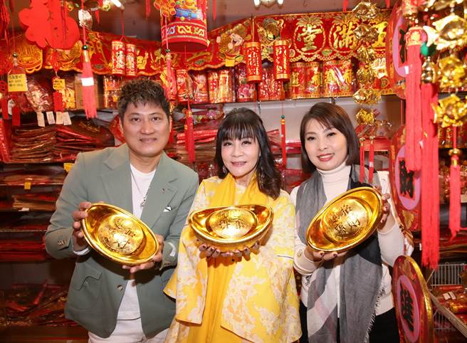 龙千玉(中)带着师弟妹杨哲(左)、唐俪(右)一起到台北重庆北路上採买春节装饰。（图／豪记唱片提供）