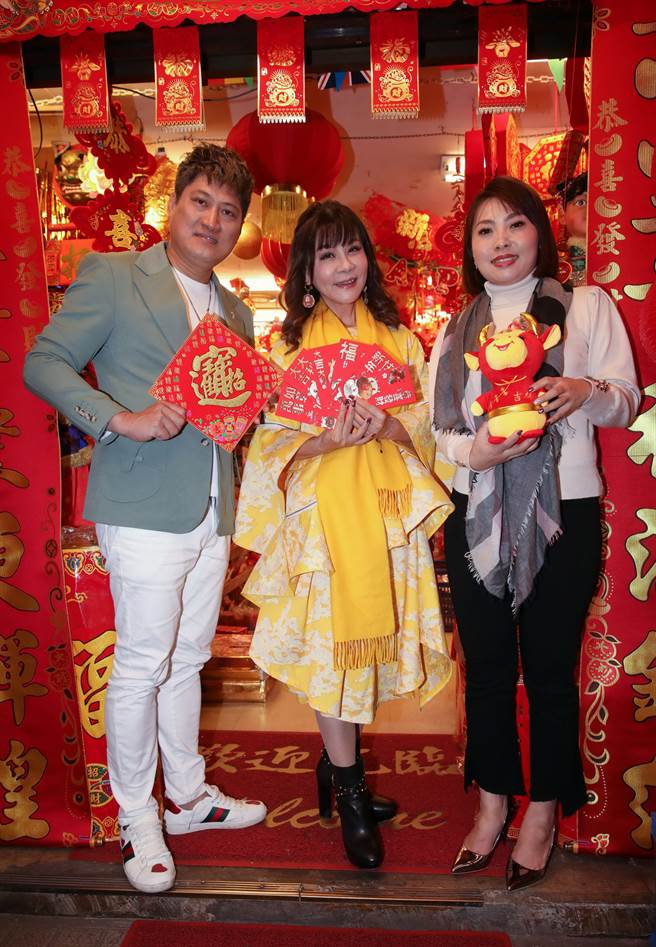 龙千玉(中)带着师弟妹杨哲(左)、唐俪(右)一起到台北重庆北路上採买春节装饰。（图／豪记唱片提供）