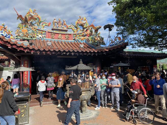 为求儘量减少群聚染疫风险，南投县内各大宫庙的过年活动，陆续取消或缩小规模。（黄立杰摄）