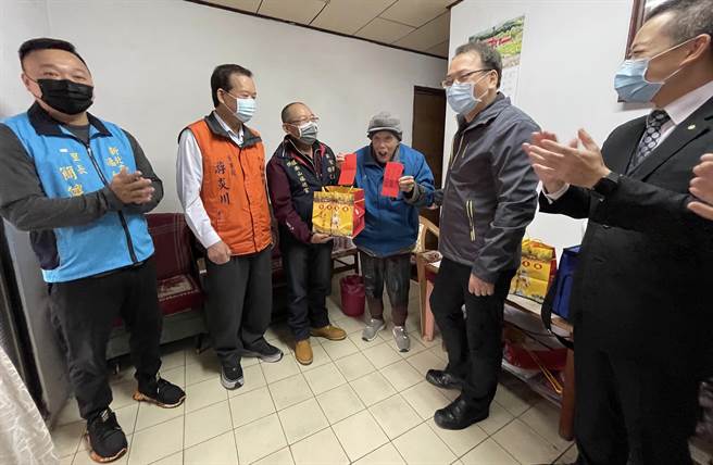 新北市中和区公所岁末关心独居长者。（中和区公所提供）