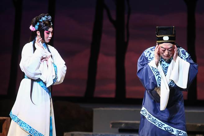 京剧名角李宝春（右）主演改编自威尔第同名歌剧的京剧版《弄臣》，诠释父女情。（邓博仁摄）