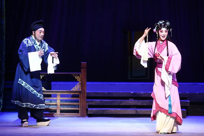京剧名角李宝春（左）主演改编自威尔第同名歌剧的京剧版《弄臣》，诠释父女情。（邓博仁摄）