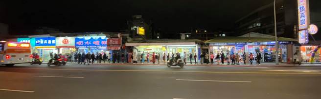 有民眾发现东湖一家刈包店今晚排队人潮多，店门口大排长龙。(图取自我是东湖人社团版)