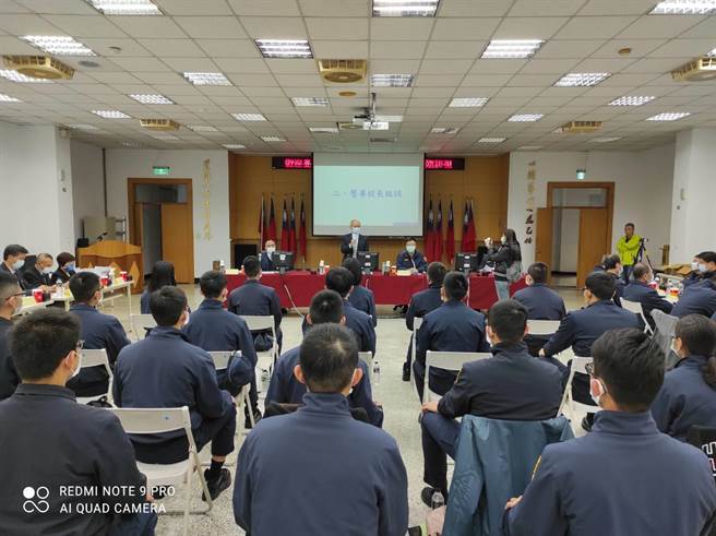 警專校長鍾國文於27日專程來到中和分局訪視實習的警專38期學生並舉行座談會。（中和警分局提供）