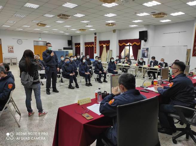 警專校長鍾國文於27日專程來到中和分局訪視實習的警專38期學生並舉行座談會。（中和警分局提供）
