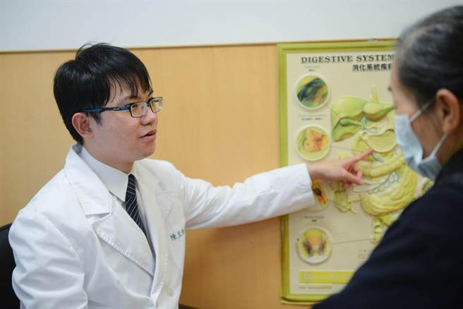 台北慈济医院胃肠肝胆科陈至翔医师提醒，「老人家肠胃功能不如年轻人，若年节饮食不忌口，不仅可能使慢性病失控，也会造成肠胃负担。」（台北慈济医院提供）