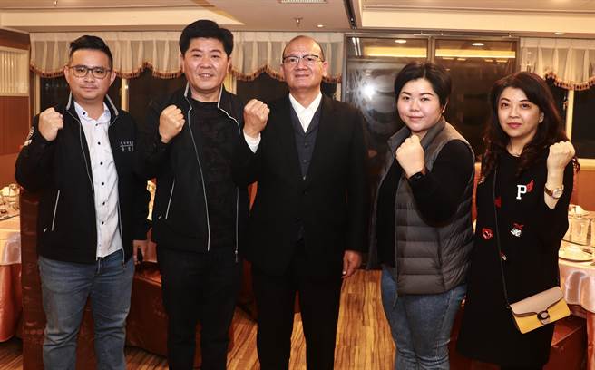 台中市议会国民党团书记长由陈政显（左二）、执行长吴琼华（右一）获得蝉联，新聘黄健豪（左一）荣任副执行长；议长张清照（中）、副议长顏莉敏（右二），期盼陈政显与党团干部能为民喉舌，持续替民眾发声。（陈世宗摄）