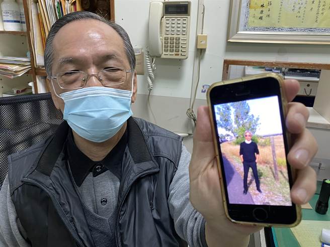 黃重彥拿起手機，秀出哥哥黃芳彥的生活照。（馮惠宜攝）