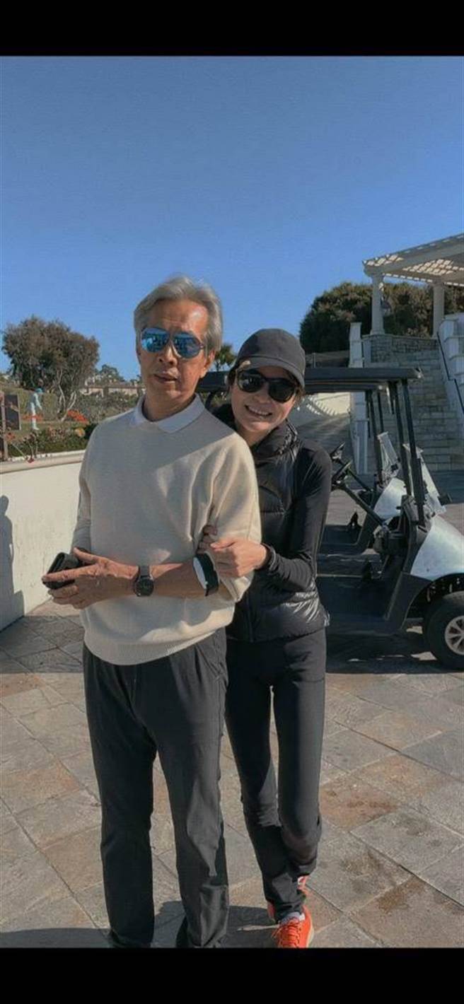 黃芳彥到美國後太太過世，他經常與女球友合影。（黃重彥提供）