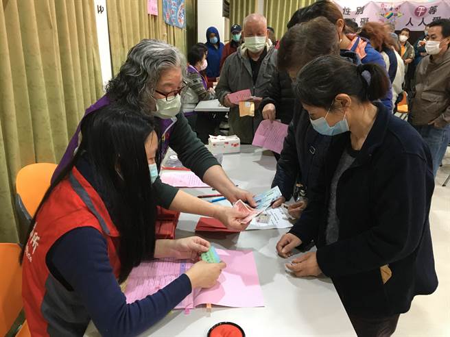 新北市金山区公所今（28日）举办「110年金山岁末传幸福，寒冬佳肴送暖来」活动。（金山区公所提供）