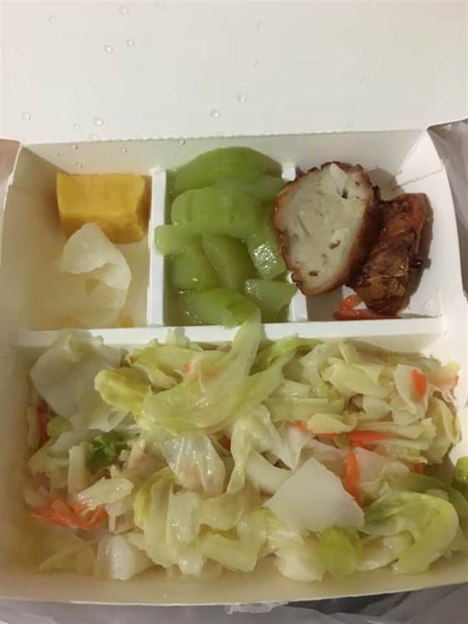 原PO贴出自己的超清淡便当照，不解问为何瘦不下来，网友一看秒懂：没蛋白质也没淀粉，鸡卷更是NG。(图／爆怨公社)