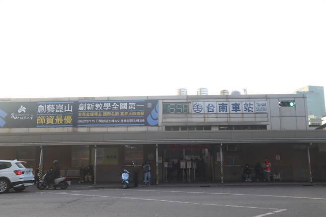 配合南铁地下化工程，现有台南火车站后站将于临时后站启用后拆除，正式走入歷史。（李宜杰摄）